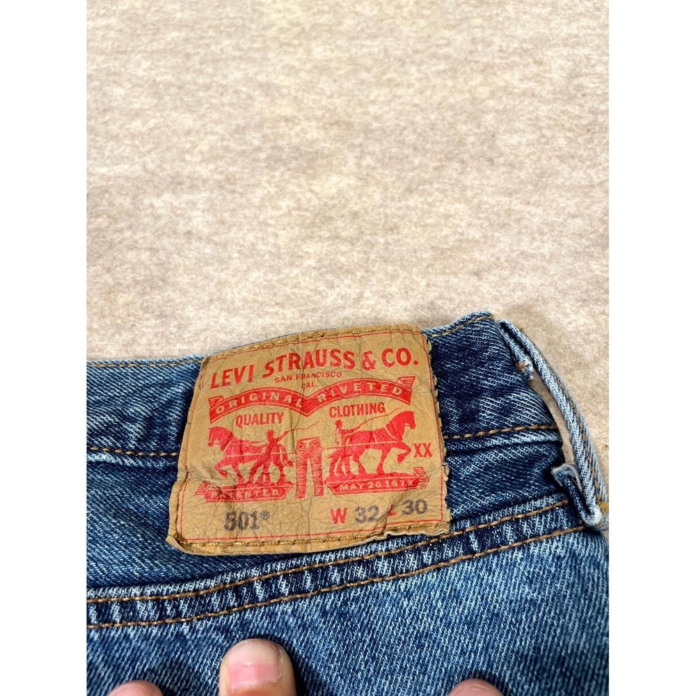 Levi's 501 Authentic Original Fit Jeans Mens 32x30 Blue Denim Cotton Button‎ Fly - Picture 12 of 16